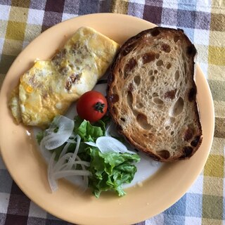 はごろも煮オムレツとレーズンパンの朝ごはん